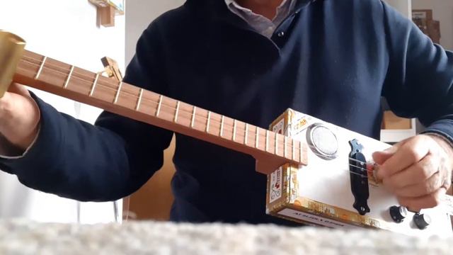 Romeo y Julieta Cigar Box Guitar