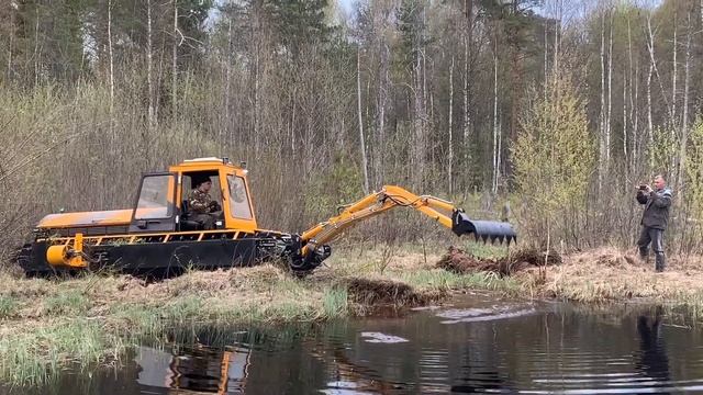 Расчистка болота плавающим экскаватором
