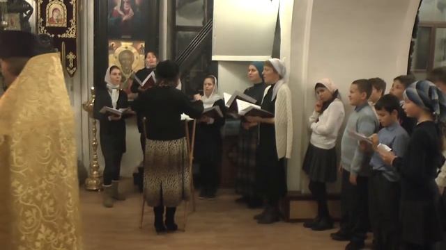 Учащиеся Воскресной школы поют и читают на Богослужении