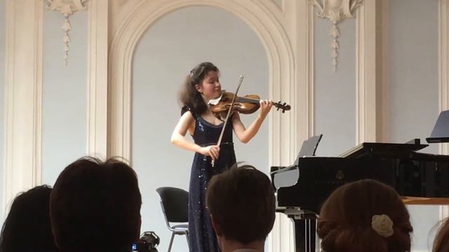 Виртуозно владеет смычком