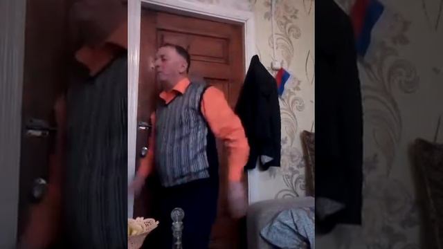 папа танцует