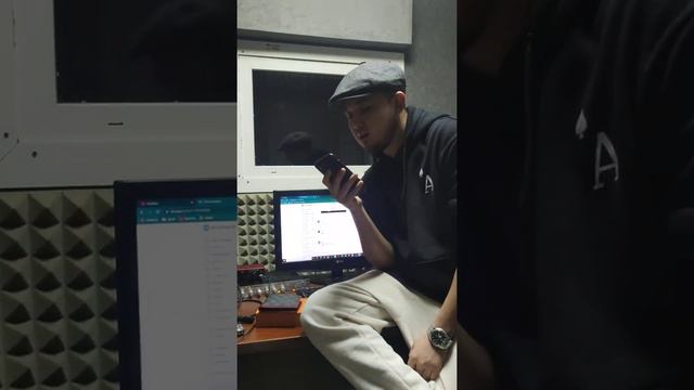 Арсен на своем стиле зачитывают рэп на фристайле