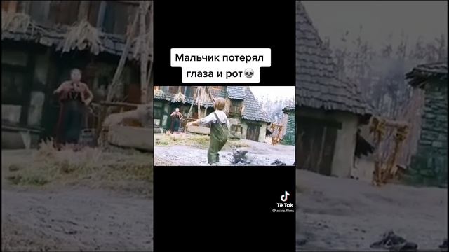 мальчик потерял глаза и рот и нос в грязи