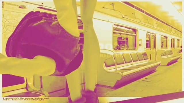 Когда слушаешь музыку в метро...