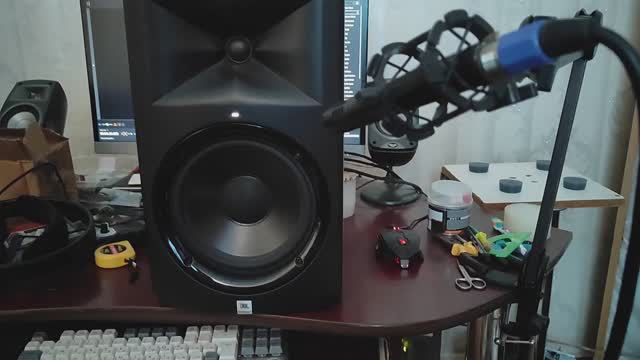 Ножки для настольных колонок из силикона: нужно ли?