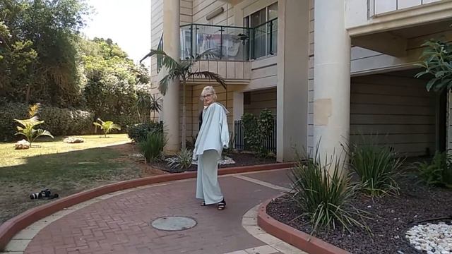 Женский костюм с широкими брюками.