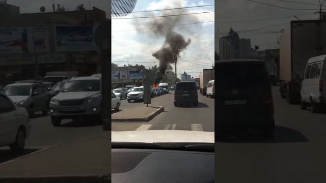 Горит авто возле Центрального рынка в Новосибирске