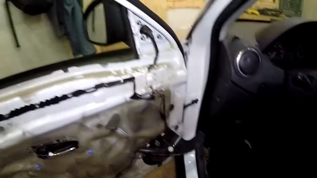 Ремонт дверей: снятие обшивки и замена ручек