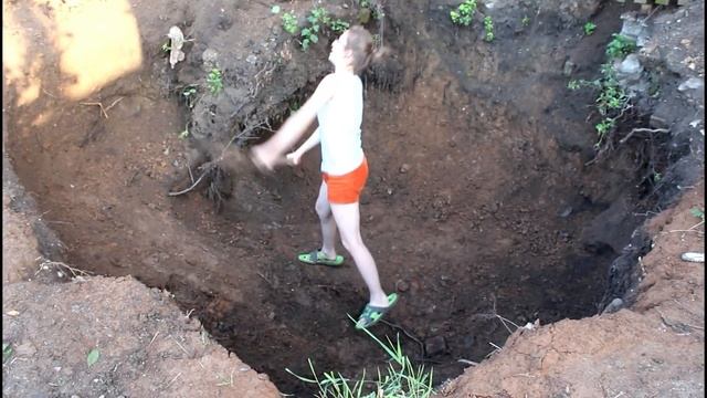 Я копаю,  муж снимает..| ВИНОГРАДНАЯ АРКА