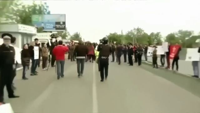 Вам не пройти - молдаване блокируют группу натовской техники.  «Нам здесь не нужен НАТО»