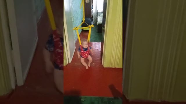 Дениска осваивает новые качели