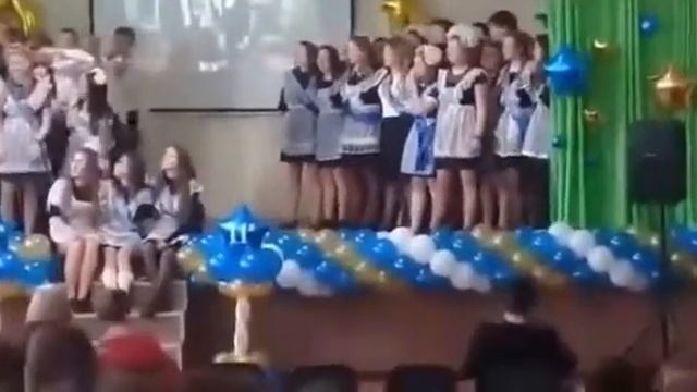 В омской гимназии штукатурка с потолка осыпалась прямо во время выпускного