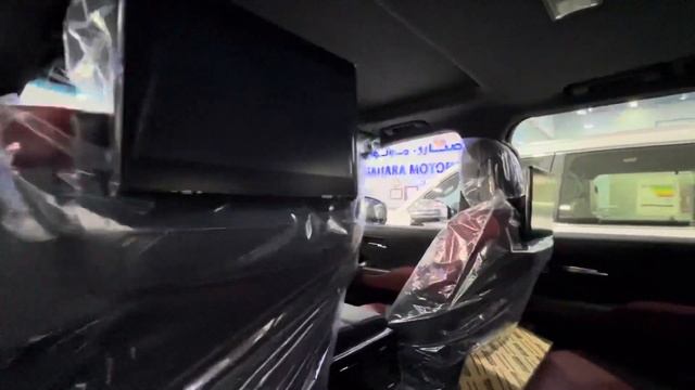 Дубай ОАЭ авто салон Toyota Land Cruiser 300 2022