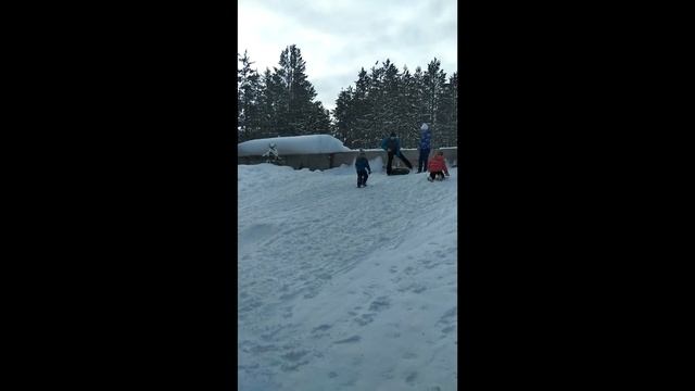 Макс промахнулся!Крутой спуск на ватрушке.