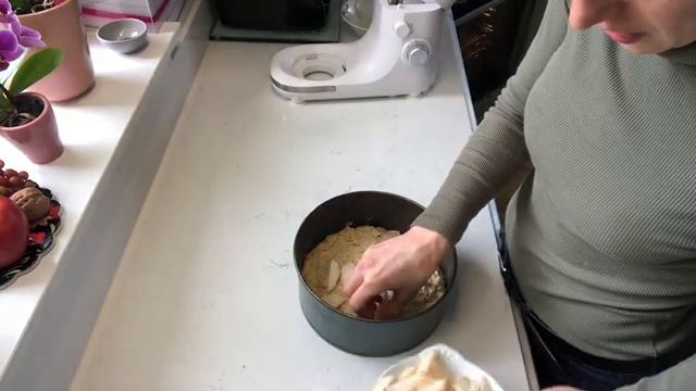 ДВЕ ХОЗЯЙКИ НА ОДНОЙ КУХНЕ ? ЭЙЛИШ ПЕЧЕТ ПИРОГ С ГРУШАМИ ? EILIS IS BAKING PEAR CAKE ?@Amond