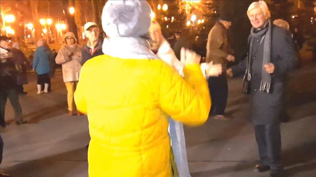 И ПУСТЬ У ОСЕНИ ПОГОДА С ПРОСЕДЬЮ