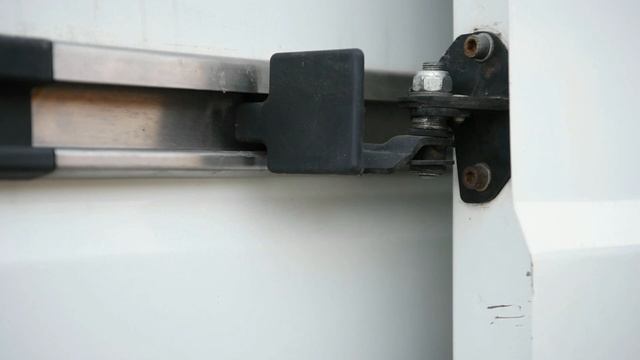 Ремонт дверей: снятие обшивки и замена ручек