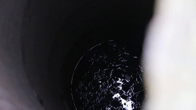 Заброшенный колодец с водой. Погребица