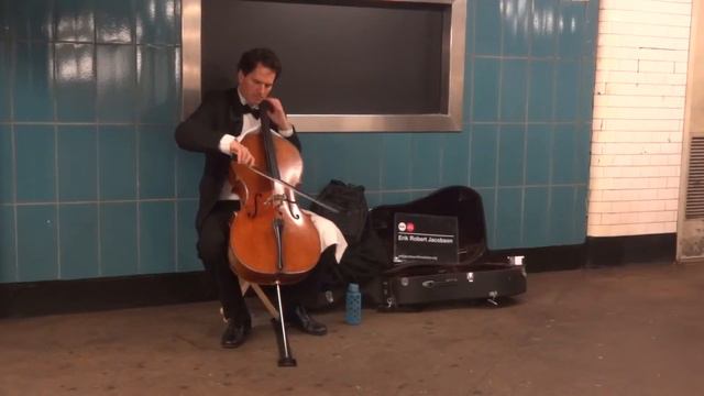 Виолончелист в метро New Yorka