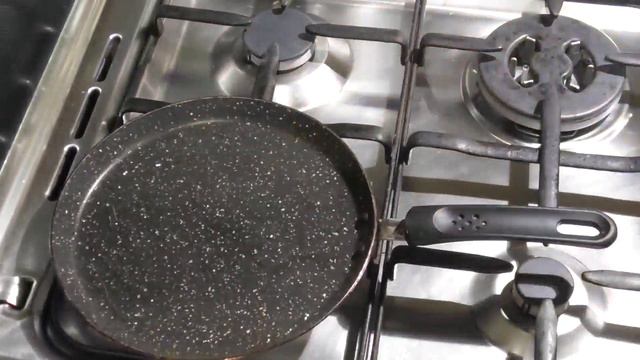 Сніданок на швидку руку. Млинці з овочами та ковбасою