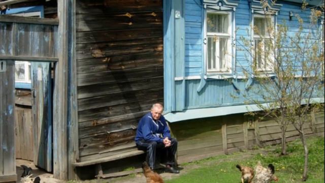 Сына как 15 лет уже нет А мать каждое утро провожает его в дорогу Может ей так и лучше…Думают сосед