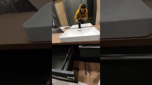 Зашил инсталляцию панелями МДФ, Подвесная тумба с полками в нише