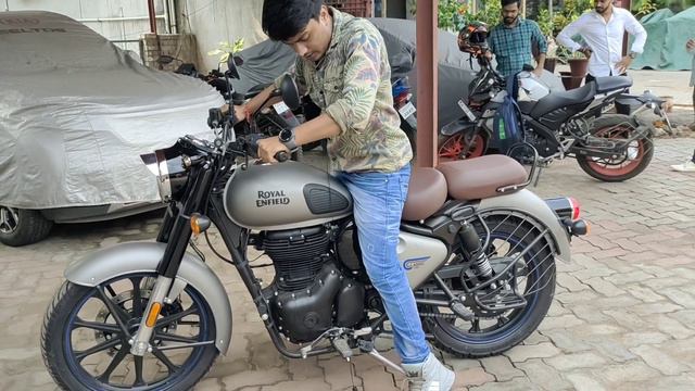 2021 New Royal Enfield Classic 350 Seat Height Test   Minimum Hight For New Classic 350 Model