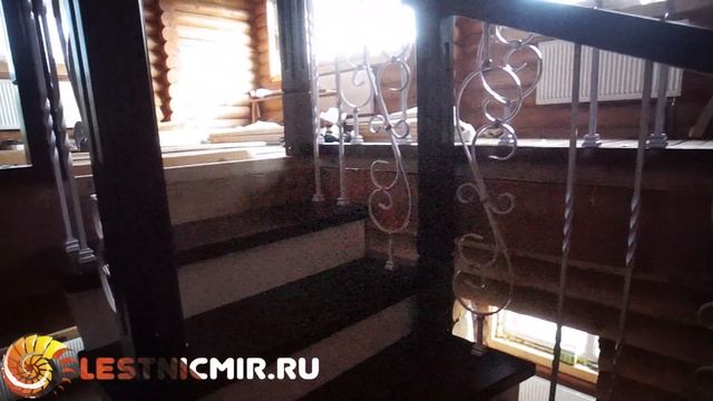 Деревянная лестница с ковкой