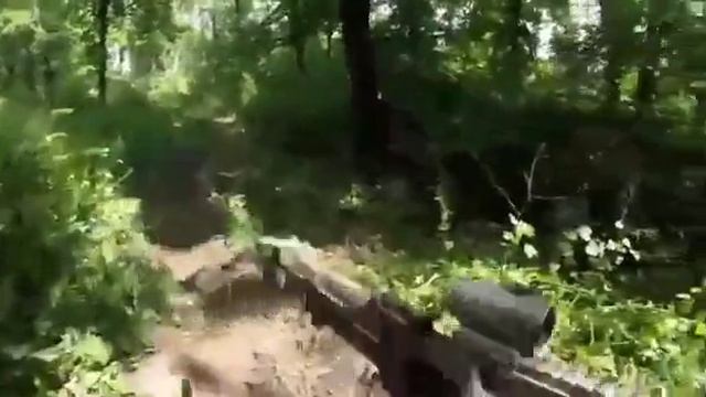 Контактный бой в лесу бойцов БАРС-8 от первого лица..mp4
