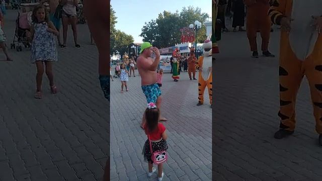 Мужик рвёт аниматоров Акваленда