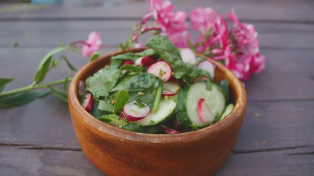 Салат с редисом, 🥒огурцом и 🌱шпинатом.