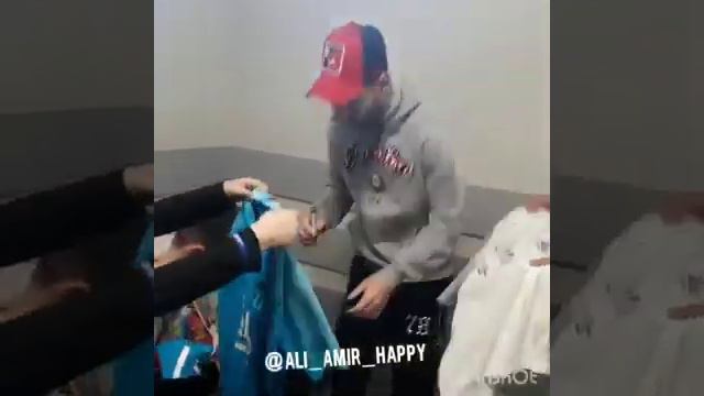 Месси.  Али Турганбеков, который родился без ног встретился с Месси