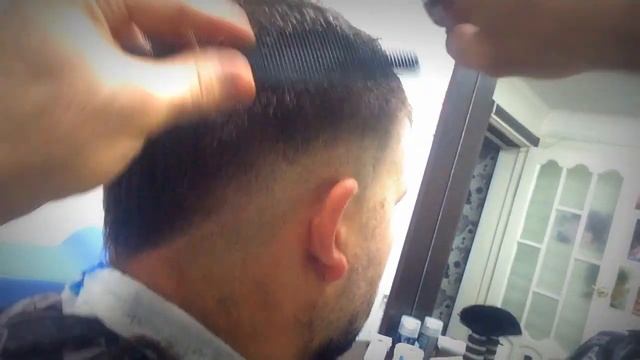 Стильная мужская стрижка с удлинением к затылку