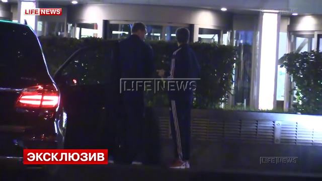 Алексей Березуцкий справляет нужду на улице