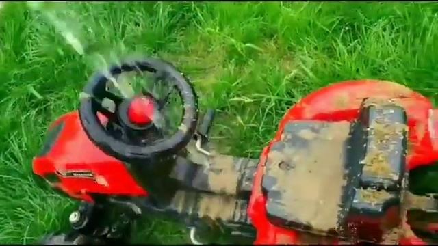 Малыш весело играет моет машинки игрушки. Детское видео. Машинки. Для детей.