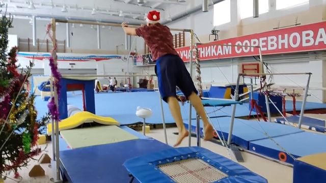 Первая тренировка в году: эстафета полоса препятствий распаковка подарков