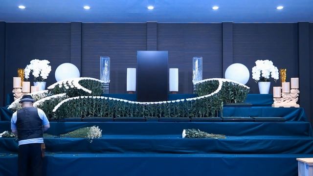 Flower Shop Vlog 葬儀・家族葬。生花祭壇 挿し方 作り方  日本発祥の花祭壇を世界に広めたい！青と白を基調としたデザイン