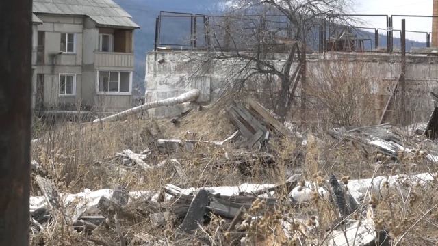 Многие расселенные дома до сих пор портят облик города.