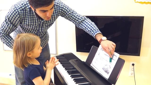 Малыши играют