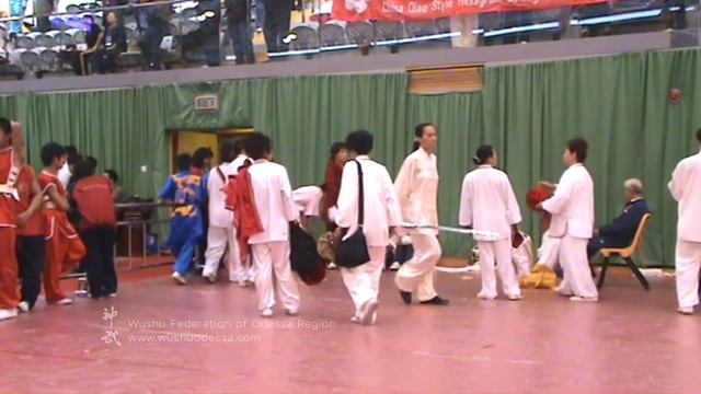 Женщина разминается на международных соревнованиях по ушу в Гонконге прямой меч