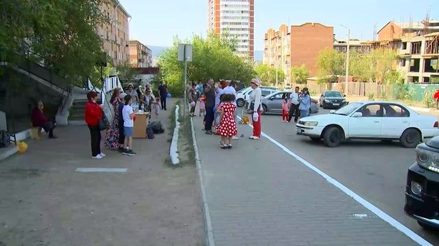 И потанцевать, и травку подёргать. На Яблоневой аллее навели порядок