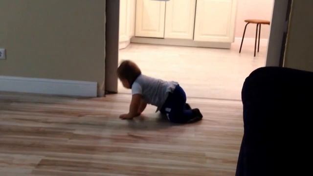 ребенок ползает назад