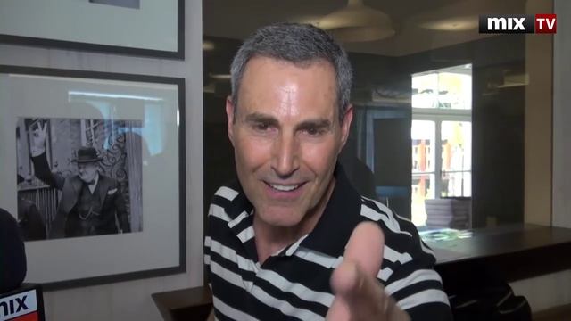 Приложи ладонь к экрану и Ури Геллер (Uri Geller) зарядит тебя на успех и удачу. Позитивная энергия