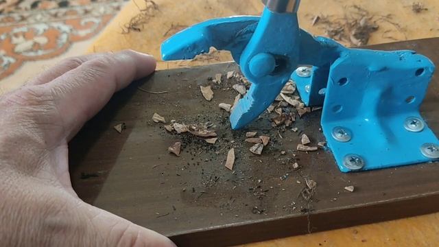 Два орехокола. Один лучше другого.