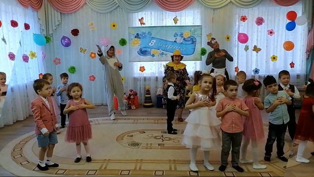 Детки конфетки - танец на празднике в детском саду