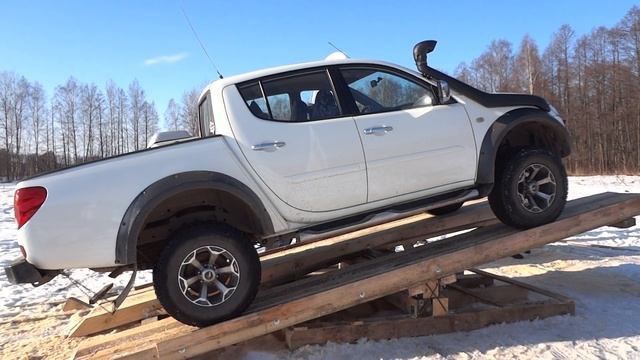 Д40 пробует качельки :)