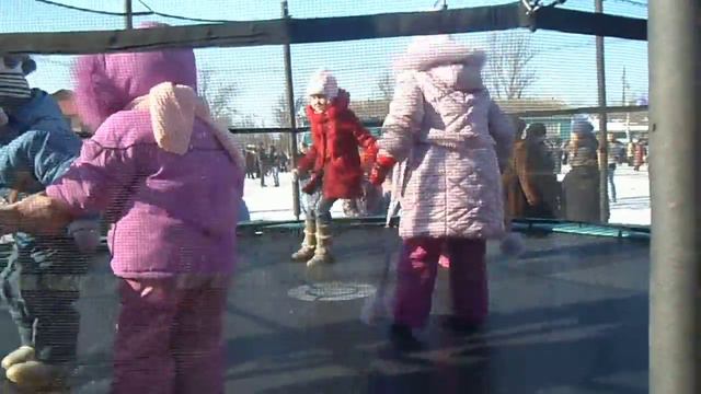 Детки на батуте