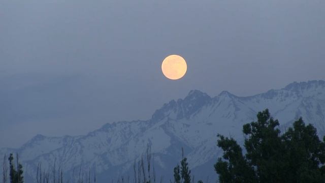 восход луны в предгорьях Заилийского Алатау