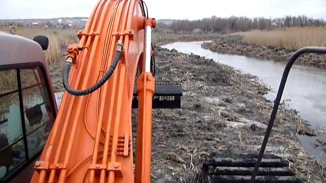 Работа экскаватора-амфибии