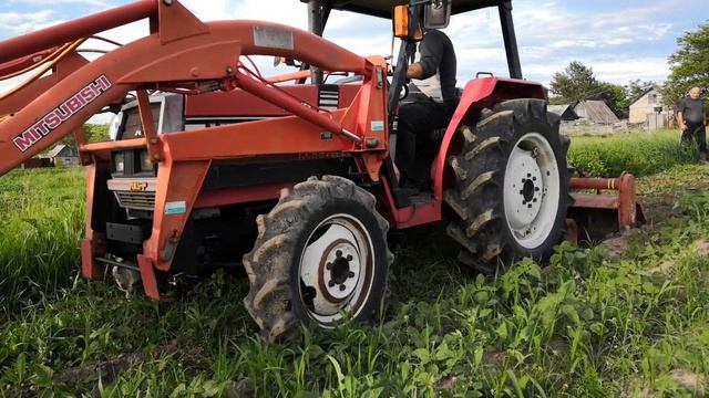 Выравнивание рельефа земли японским трактором Mitsubishi MT43.